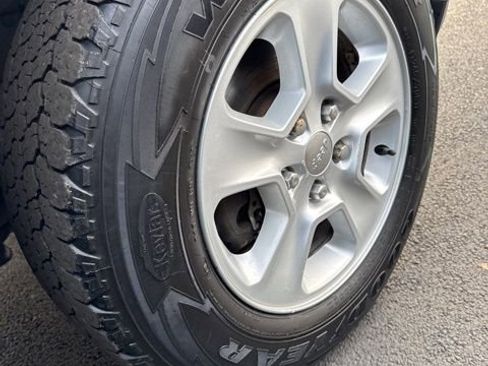 Used 2015 Jeep Grand Cherokee Laredo AWD/4WD image 6