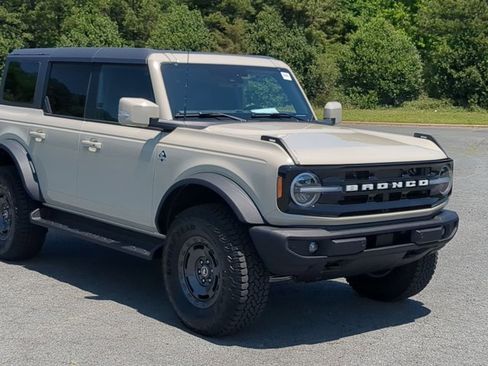 Certified 2025 Ford Bronco Outer Banks w/ Sasquatch Package AWD/4WD image 2