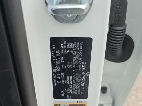 Certified 2025 Kia Soul LX w/ LX Technology Package FWD image 30