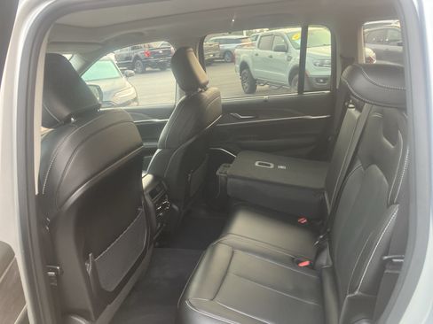 Used 2022 Jeep Grand Cherokee Limited 4xe w/ Luxury Tech Group II AWD/4WD image 16