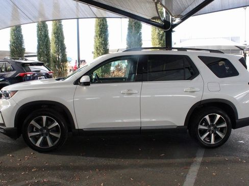 Used 2025 Honda Pilot Elite image 13