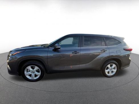 Used 2025 Toyota Highlander LE image 9