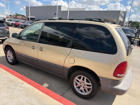 Used 1998 Dodge Caravan LE image 3