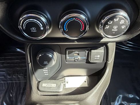 Used 2017 Jeep Renegade Sport AWD/4WD image 24