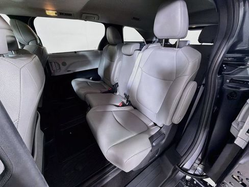 Used 2025 Toyota Sienna XLE FWD image 19
