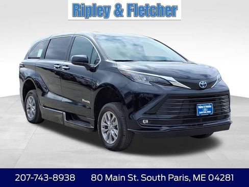 Used 2025 Toyota Sienna XLE FWD image 4