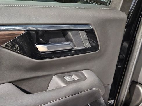 Used 2025 Chevrolet Tahoe Z71 AWD/4WD image 35