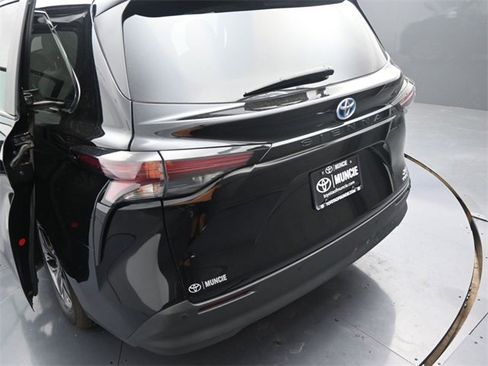 Used 2024 Toyota Sienna XLE image 41