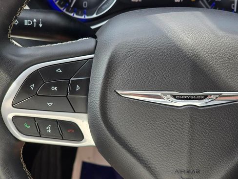 Used 2023 Chrysler Pacifica Touring-L FWD image 16