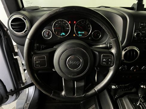 Used 2018 Jeep Wrangler Unlimited Sahara AWD/4WD image 9