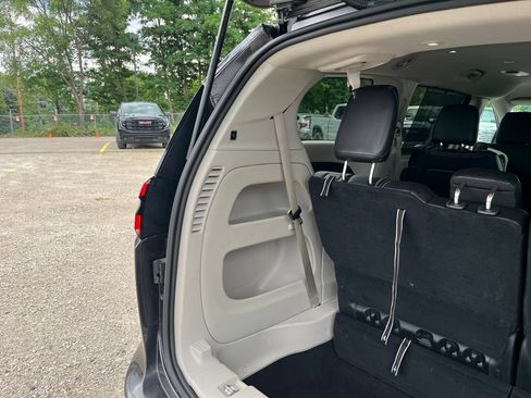 Used 2023 Chrysler Pacifica Touring-L FWD image 14