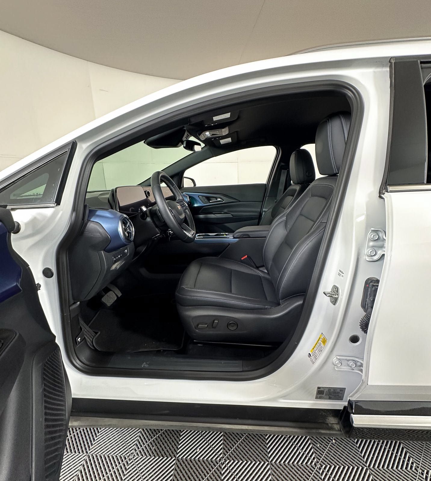 Certified 2024 Chevrolet Equinox EV LT w/ LPO, Blackout Package FWD image 8
