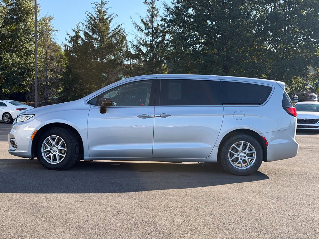 Used 2024 Chrysler Pacifica Touring-L FWD image 3