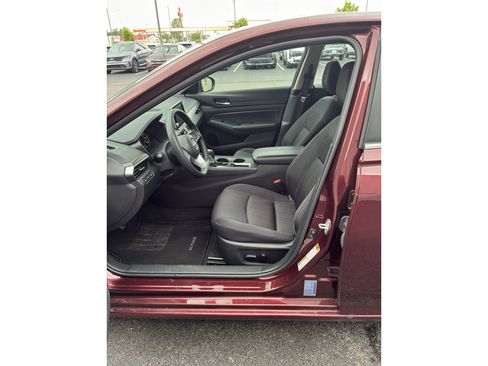 Used 2025 Nissan Altima 2.5 SV FWD image 11