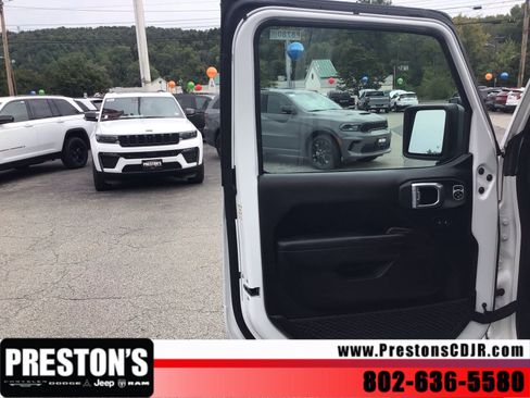 Used 2025 Jeep Wrangler Unlimited Rubicon AWD/4WD image 9