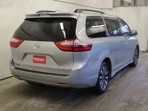 Used 2019 Toyota Sienna XLE image 26