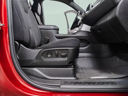 Used 2023 GMC Yukon SLE image 32