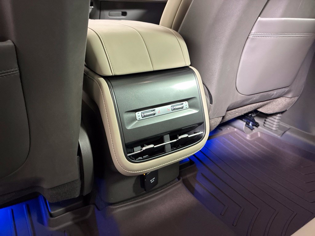 Used 2025 Lincoln Nautilus Reserve AWD/4WD image 32