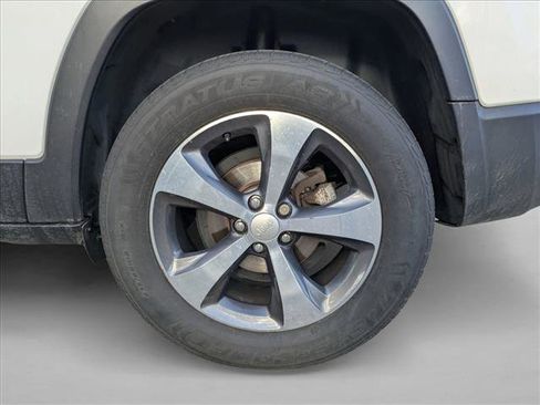 Used 2019 Jeep Cherokee Limited image 18