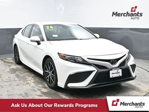Used 2024 Toyota Camry SE image 1