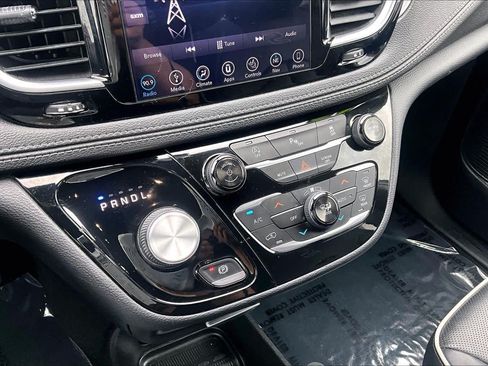 Used 2018 Chrysler Pacifica Limited w/ S Appearance Package FWD image 16