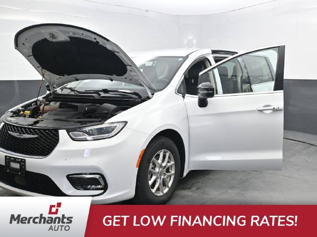 Used 2024 Chrysler Pacifica Touring-L FWD image 45