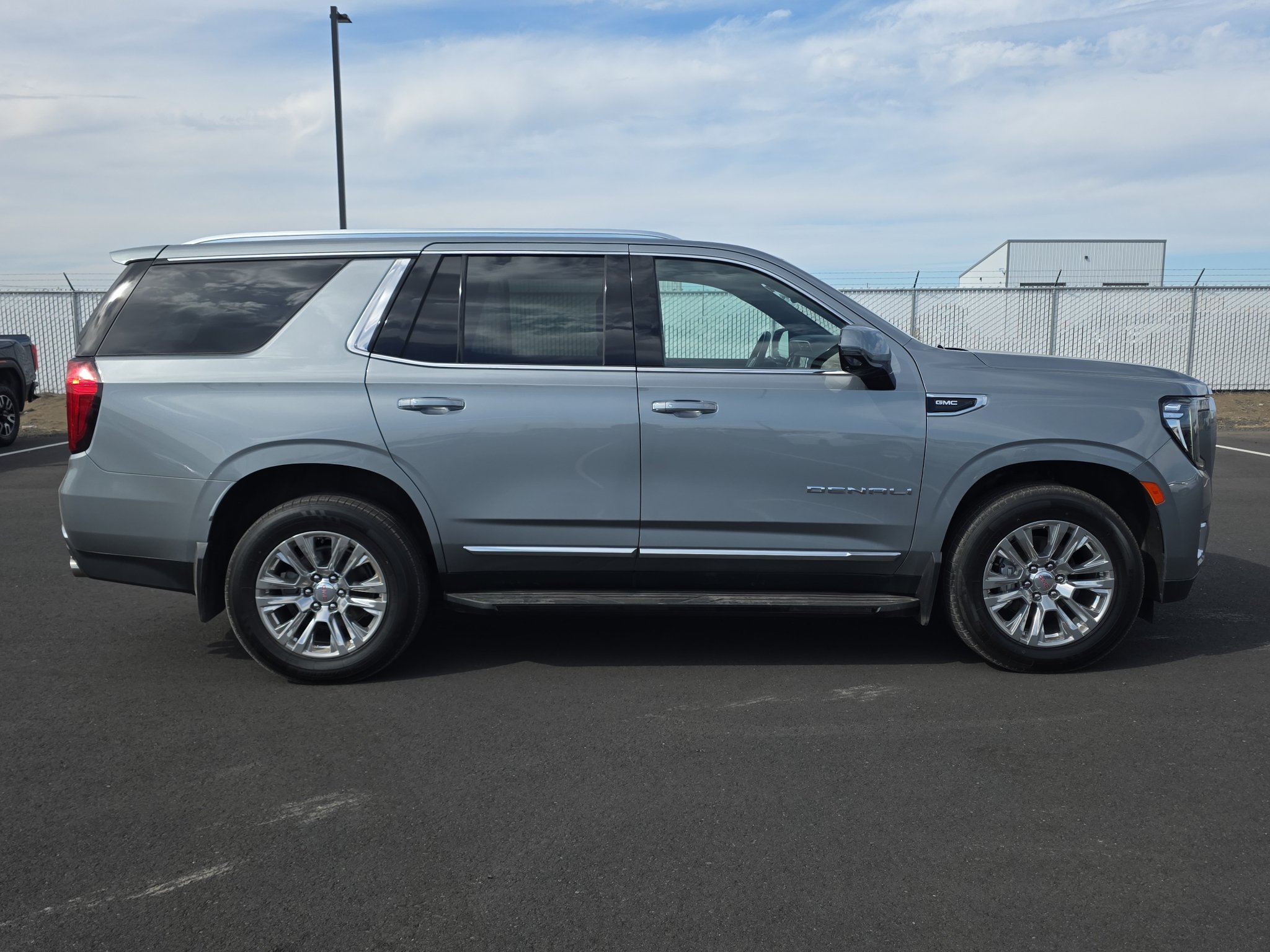 Used 2023 GMC Yukon Denali AWD/4WD image 9