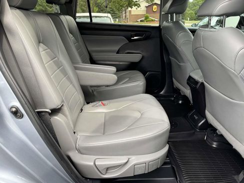 Used 2024 Toyota Highlander XLE FWD image 15