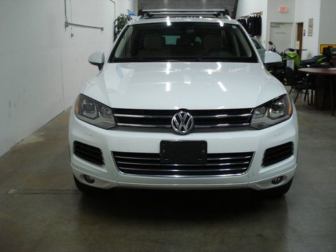 Used 2013 Volkswagen Touareg Sport image 8