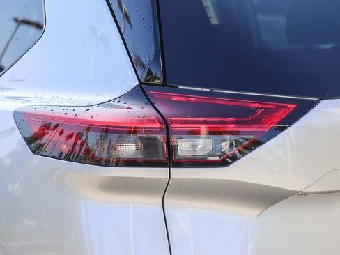 Used 2021 Nissan Rogue SV image 11