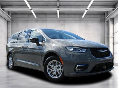 New 2025 Chrysler Pacifica Select