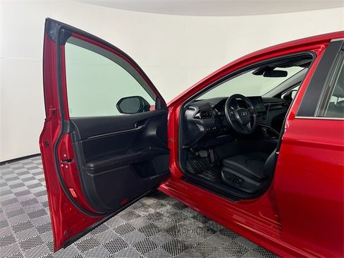 Used 2024 Toyota Camry SE image 16