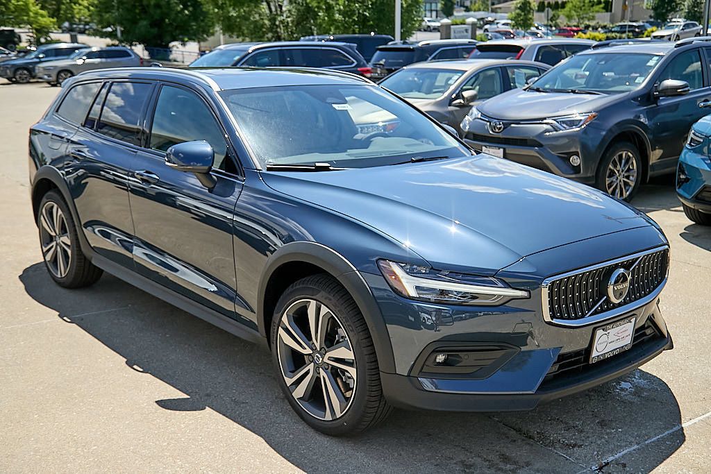 New 2026 Volvo V60 B5 Cross Country Plus w/ Climate Package AWD/4WD image 4