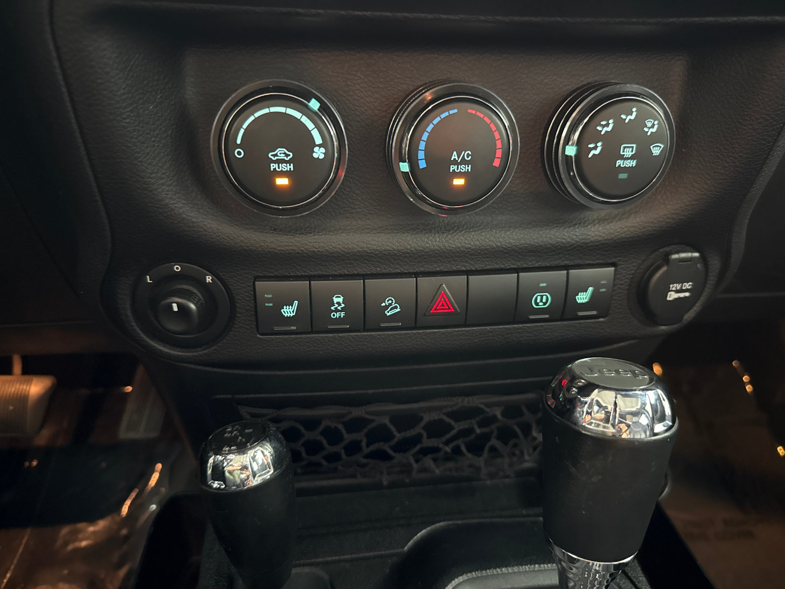 Used 2018 Jeep Wrangler Unlimited Sahara AWD/4WD image 29