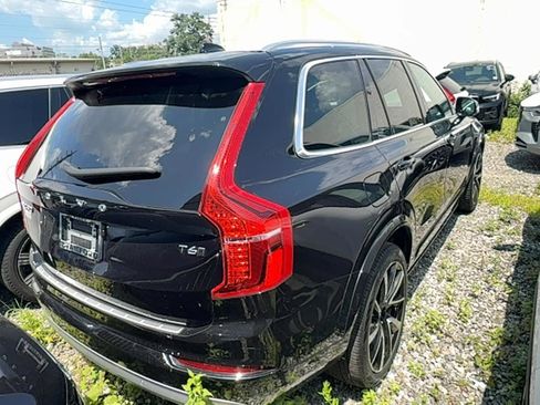 Certified 2022 Volvo XC90 T6 Momentum w/ Advanced Package image 4