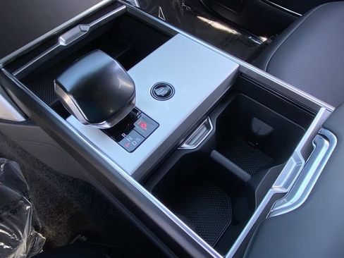 New 2025 Land Rover Range Rover SV image 9