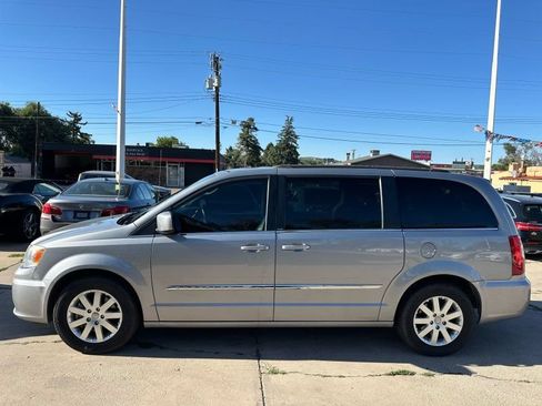 Used 2014 Chrysler Town & Country Touring FWD image 4