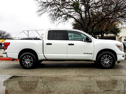 Used 2023 Nissan Titan SV image 4