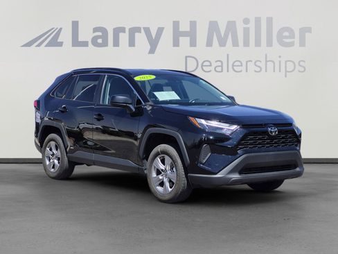 Used 2025 Toyota RAV4 LE image 3