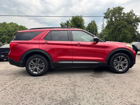 Used 2024 Ford Explorer XLT w/ Equipment Group 202A AWD/4WD image 4