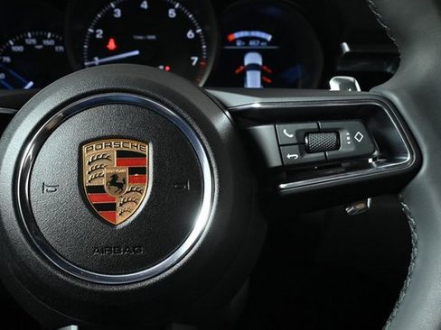 Certified 2025 Porsche Macan image 11