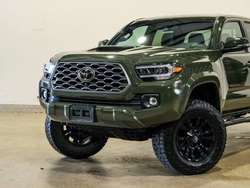 Used 2022 Toyota Tacoma TRD Sport w/ TRD Premium Sport Package AWD/4WD image 17