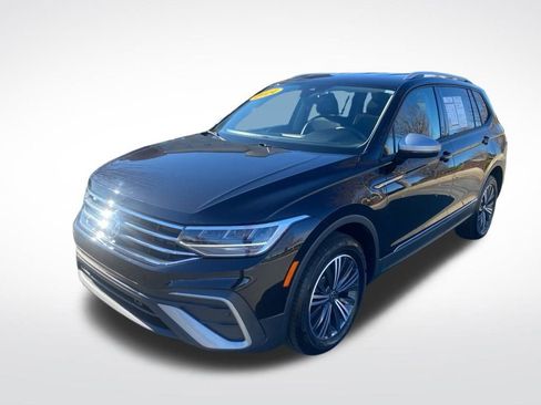 Used 2024 Volkswagen Tiguan SE image 3
