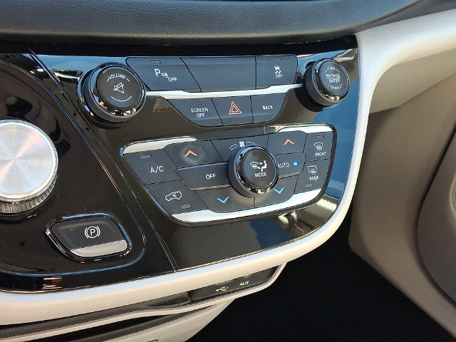 Used 2017 Chrysler Pacifica Touring-L FWD image 16