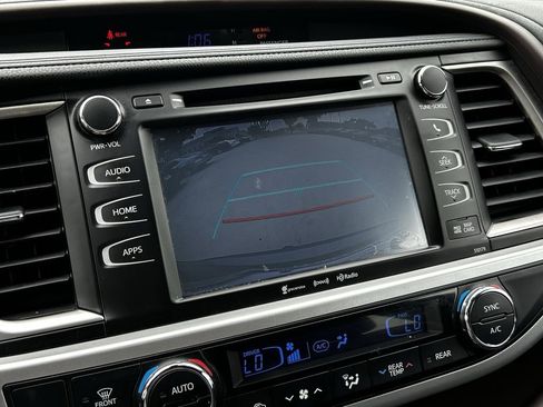 Used 2017 Toyota Highlander XLE FWD image 19