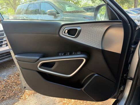 Used 2025 Kia Soul LX w/ LX Technology Package image 18