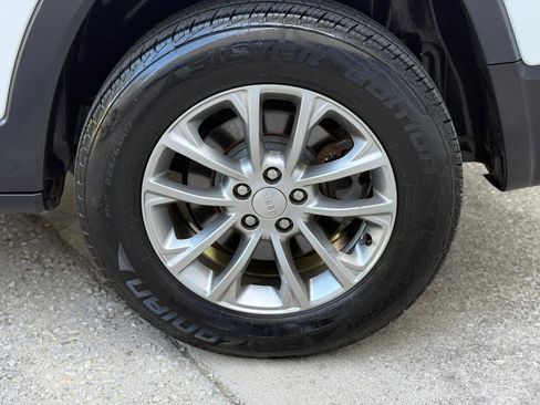 Used 2019 Jeep Cherokee Latitude Plus w/ Comfort/Convenience Group AWD/4WD image 10