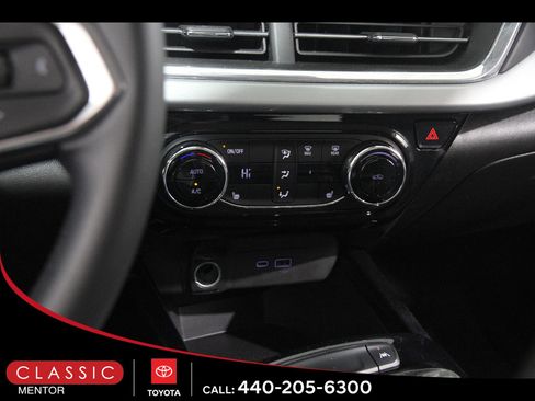 Used 2024 Chevrolet Trax LT w/ LT Convenience Package image 14