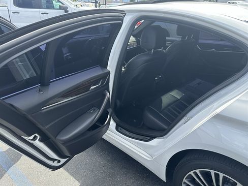 Used 2020 BMW 530i w/ Convenience Package RWD image 9