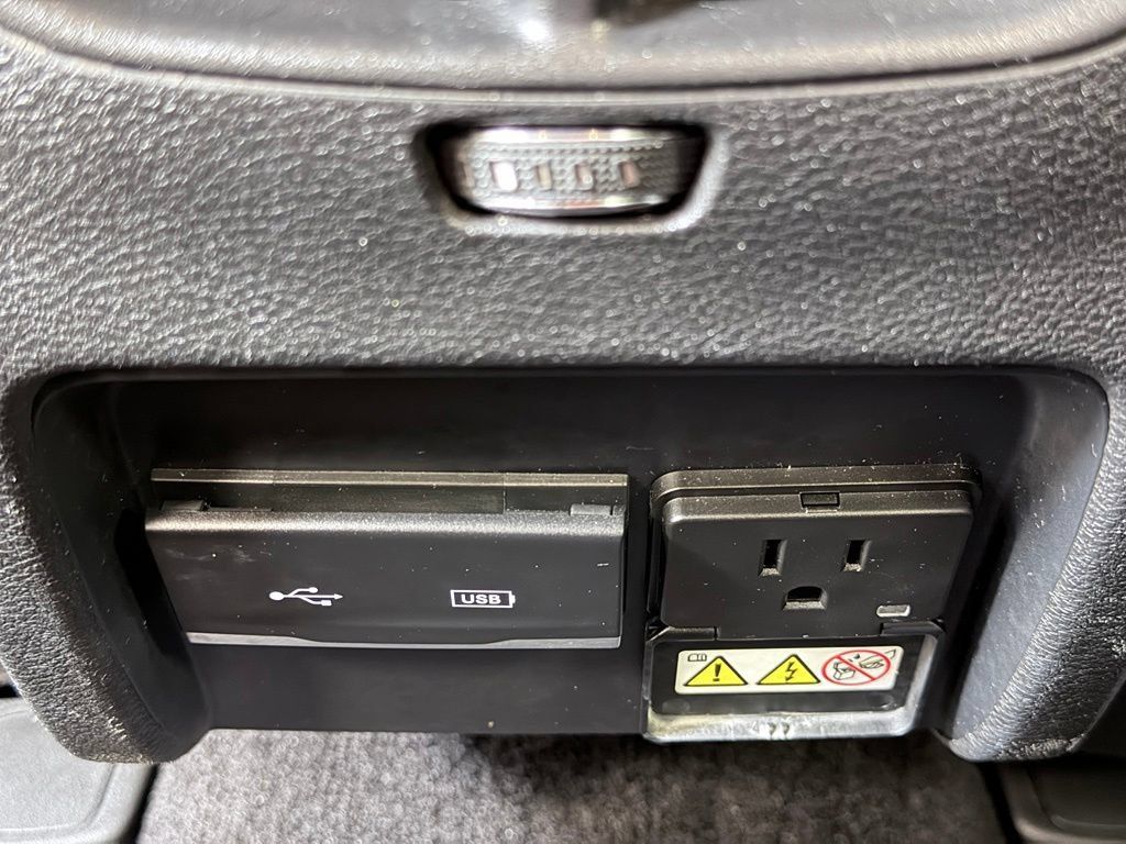 Used 2019 Jeep Cherokee Latitude Plus w/ Comfort/Convenience Group FWD image 21